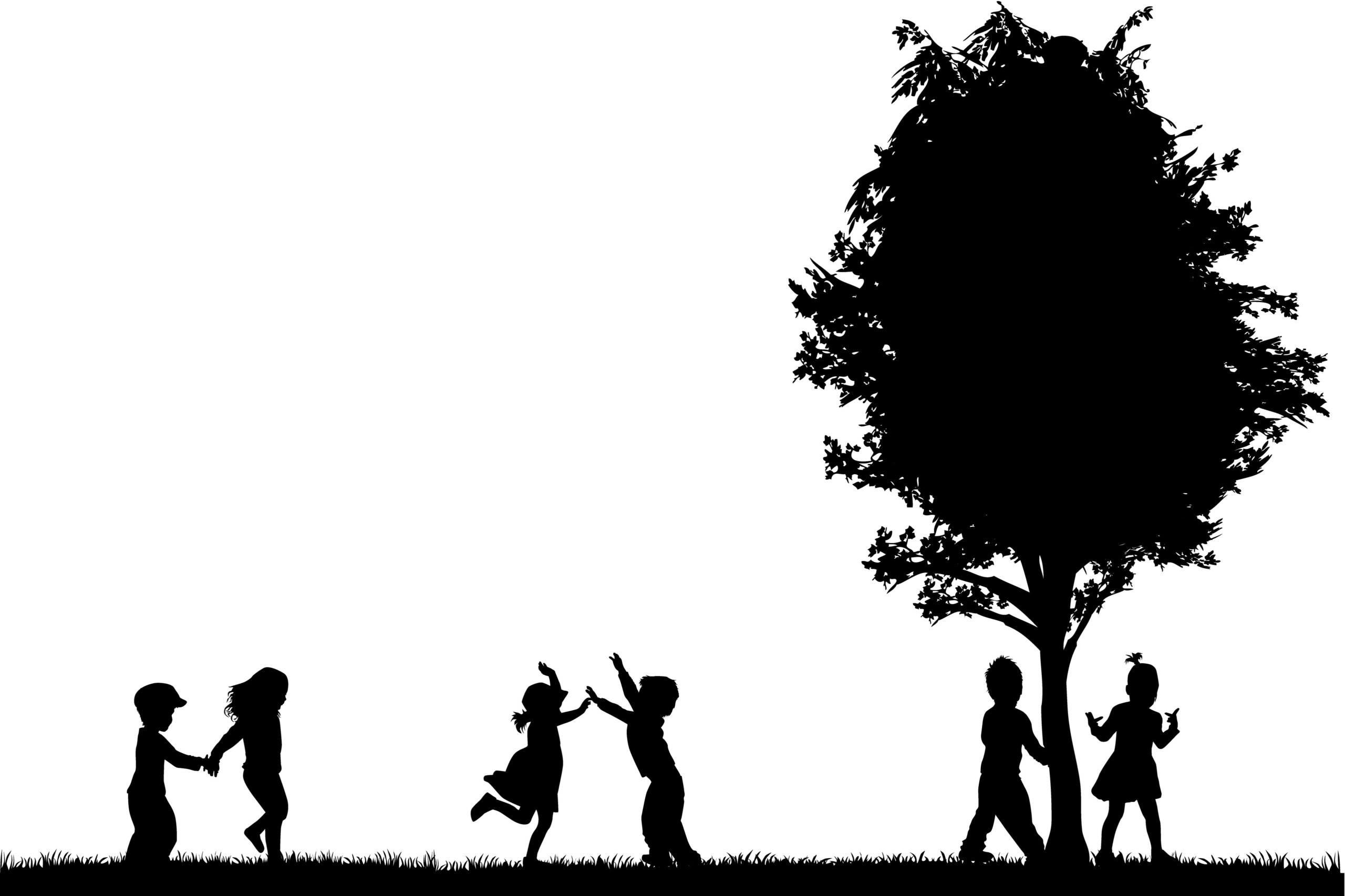 子供達が木の下で遊ぶシルエット