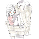 ソファに座り本を読む女性