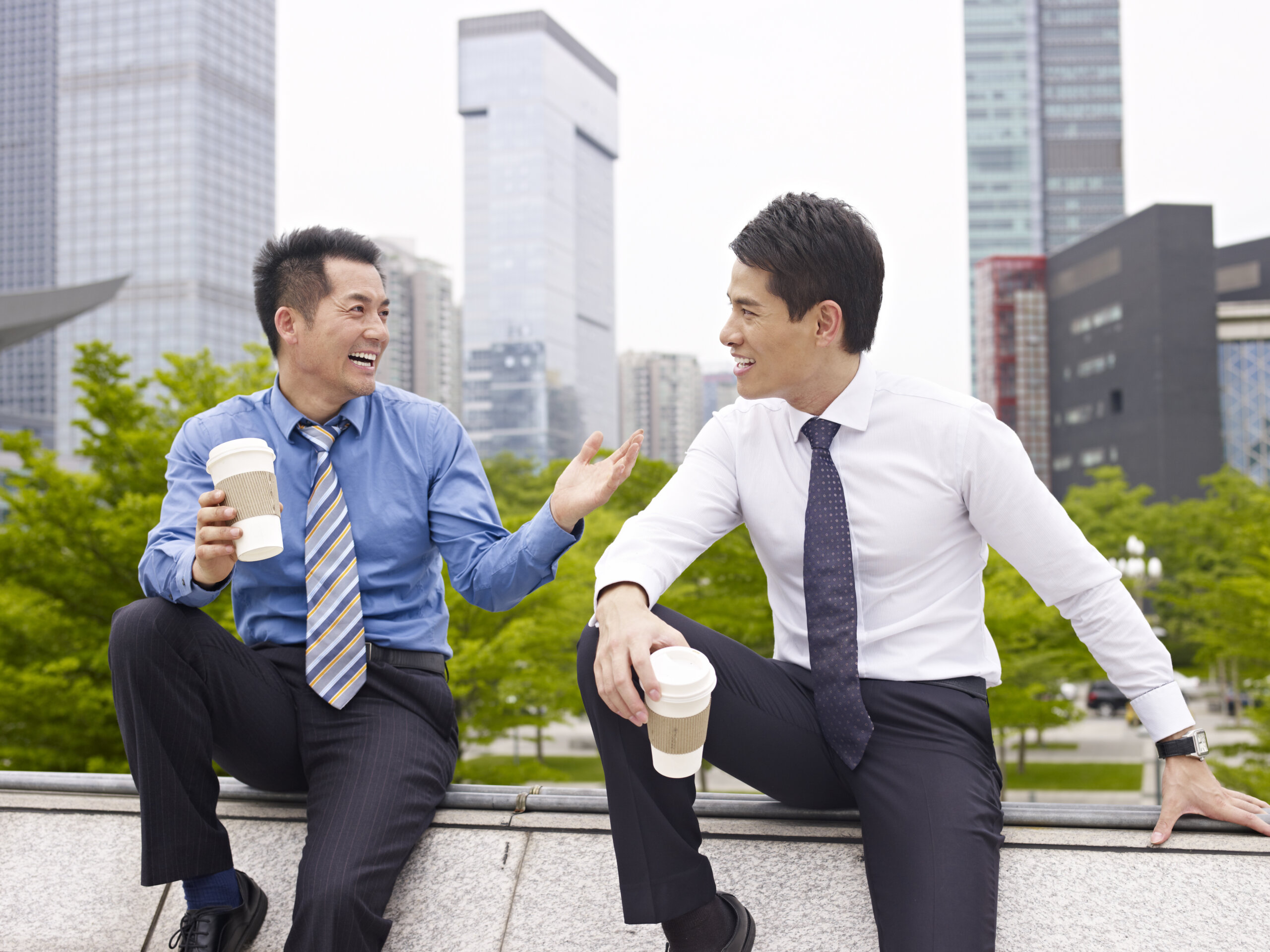 日本のビジネスマン2人が雑談している写真